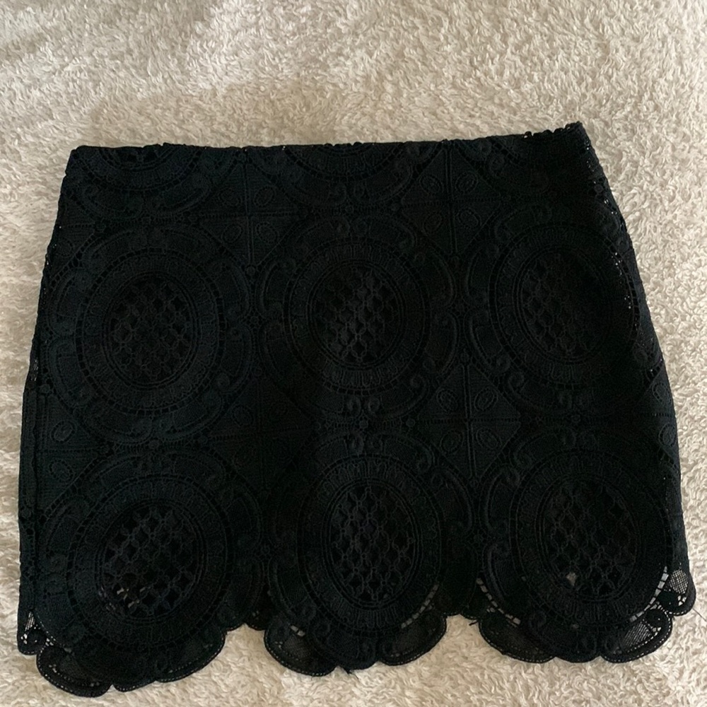 Short black lace overlay skirt - XL